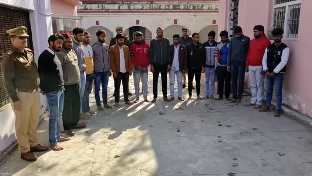 एटा पुलिस व सर्विलांस टीम द्वारा उत्तर प्रदेश पुलिस भर्ती में धांधली की योजना बनाते हुए 15 लोगों किया गिरफ्तार।