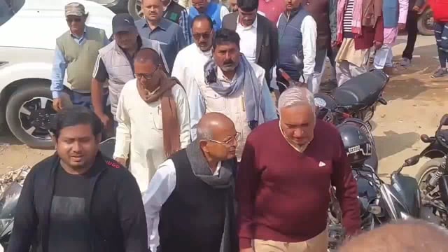 सीतामढ़ी,जननायक कर्पूरी ठाकुर के स्मारक स्थल पहुंचे विधान परिषद के सभापति देवेश ठाकुर।