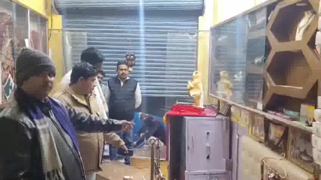 मनिकाडीह बाजार में स्थित ज्वेलर्स की दुकान में चोरों ने चोरी की घटना को दिया अंजाम, पुलिस घटना की छानबीन में जुटी
