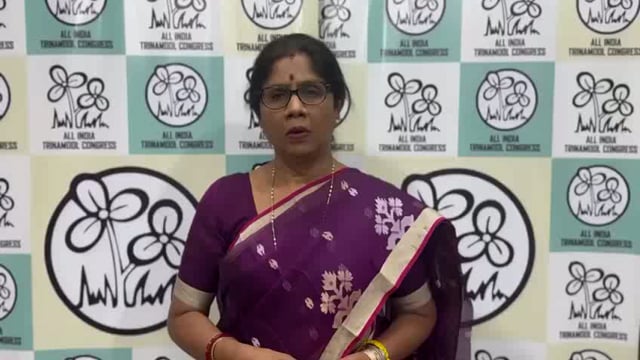 মন্ত্রী শশীপাঁজা সাংবাদিক সম্মেলন করছে।