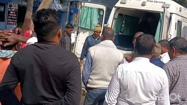 लखीसराय नगर थाना क्षेत्र डे बीएड कॉलेज के समीप सड़क हादसे में घायल युवक को चिकित्सकों ने पीएमसीएच पटना किया रेफर