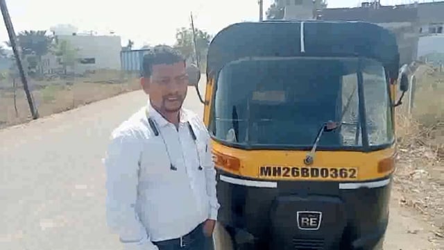 ॲटोचालकाचा प्रामाणिकपणा; महाविर चौकात सापडलेला मोबाईल ॲटोचालकाने मोबाईल मालकाला दिला परत : ॲटोचालक आकाश चावरेंची माहिती 