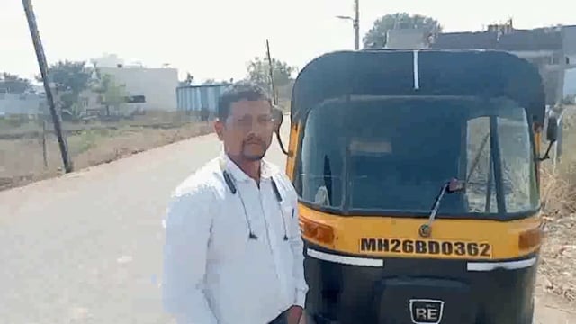 ॲटोचालकाचा प्रामाणिकपणा; महाविर चौकात सापडलेला मोबाईल ॲटोचालकाने मोबाईल मालकाला दिला परत : ॲटोचालक आकाश चावरेंची माहिती 