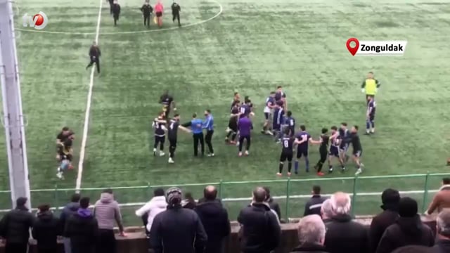 Futbolcular Maçı Bırakıp Kavgaya Tutuştu