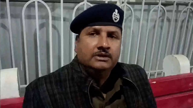 सीतामढ़ी,नगर थाना धेत्र चकमहिला में एक 13 वर्षीय युवती का गला दबा के हत्या का मामला सामने आया।मौके पर पहुची पुलिस।