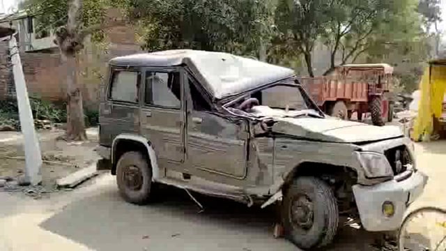 विद्युत पोल से टकराई बोलोरो, पोल तीन हिस्सों में टूटा 