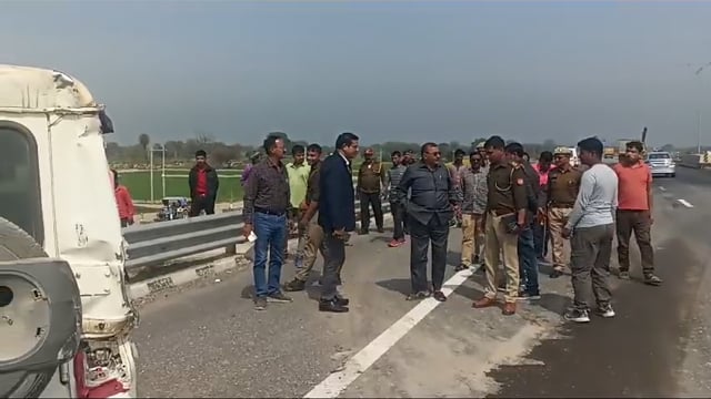 जालौन जिले से बड़ी खबर अवैध खनन परिवहन और ओवरलोडिंग में लगे ट्रक ने खनिज अधिकारी की गाड़ी को मारी जोरदार टक्कर 