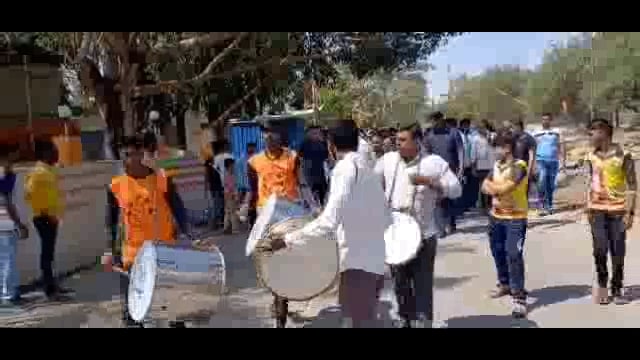 तोंडार येथे कॅबिनेट मंत्री संजय बनसोडे यांचा गावकऱ्यांनी केला सत्कार