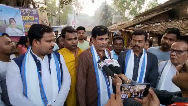 এগরা ছত্রি গ্রাম পঞ্চায়েতে এদিন নতুন পীচের রাস্তা শুভ উদ্বোধন করলেন এগরা বিধায়ক তরুণ কুমার মাইতি মহাশয়।