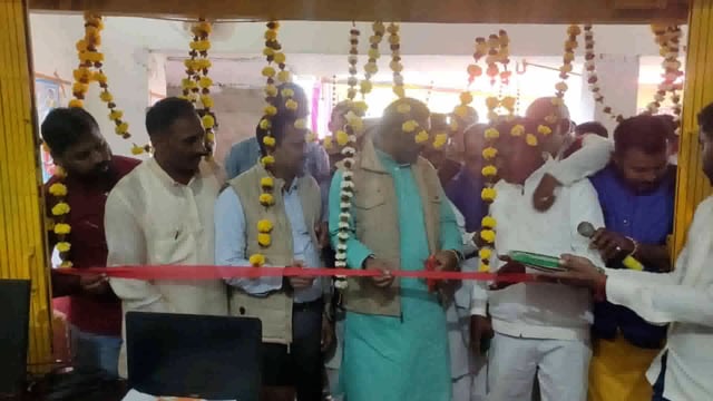 विधायक ने समर्थकों के साथ खेसर के डलवा मोड़ के पास भारत गैस एजेंसी का फीता काटकर किया उद्घाटन