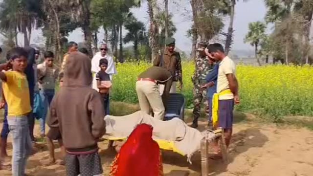 अवैध बालू धुलाई करने गए मजदूर की ट्रैक्टर से गिरकर हुई मौत, घर वालों ने हत्या करने का लगाया आरोप, जबकि पुलिस मामले की छानबीन में जुटी हुई है।