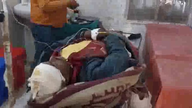 अनियंत्रित ट्रक चालक ने दो ट्रक में ठोकर मार दिया जिसमें एक ट्रक चालक जख्मी हो गया। जबकि एक अन्य दिव्यांग को भी ठोकर मारकर जख्मी कर दिया। जख्मी दिव्यांग को इलाज के बाद डॉक्टर ने भागलपुर रेफर कर दिया।