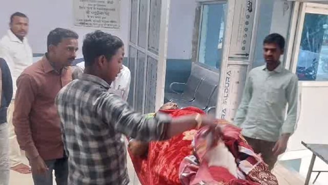 तेज रफ्तार मोटरसाइकिल को बचाने के क्रम में नयागांव मुखिया मोटरसाइकिल समेत सड़क किनारे गिरकर गंभीर रूप से जख्मी हो गया। डॉक्टर ने इलाज के बाद बेहतर इलाज के लिए भागलपुर रेफर कर दिया।