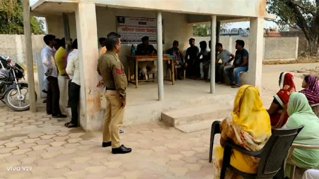 पुलिस के उच्च अधिकारियों के निर्देश पर थाना चंद्रपुर के ग्राम हरदी एवं हीरापुर में चलित थाना का आयोजन किया गया