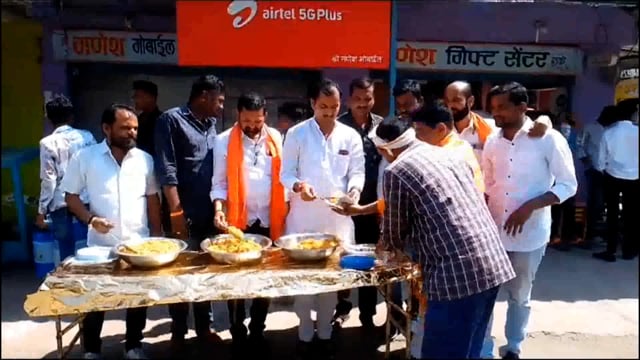 हडको स्टाॅप येथे छत्रपती शिवाजी महाराज यांच्या जयंतीनिमित्त शिवाजी हंबर्डे मित्रमंडळाकडून अन्नदान वाटप 