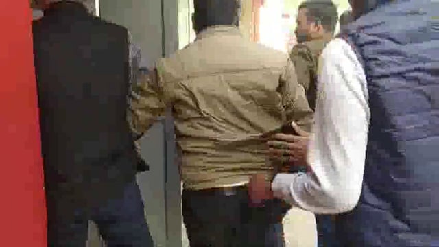 *एक और घूसखोर लेखपाल चढ़ा एंटी करप्शन के हत्थे।*
बीकापुर। बीकापुर तहसील में तैनात लेखपाल मोतीलाल यादव पांच हजार की रिश्वत के साथ एंटी करप्शन टीम के हत्थे चढ़ा।