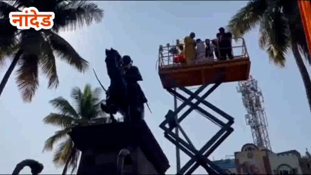 शहरातील छत्रपती शिवाजी महाराज यांच्या अश्वारूढ पुतळ्याला जयंतीनिमित्त खासदार प्रतापराव पाटील चिखलीकर यांनी केले अभिवादन