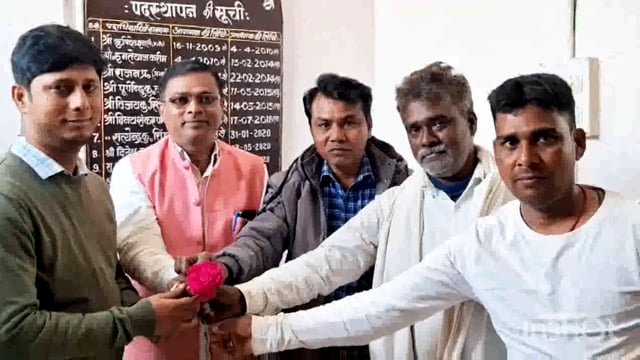 रामगढ़ चौक अंचल कार्यालय में नए सीओ का जदयू अध्यक्ष व जनप्रतिनिधियों ने किया सम्मानित।