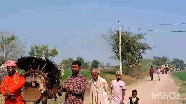 सोंधी ग्राम में शिवलिंग के प्राण प्रतिष्ठा को लेकर 251 कुमारी कन्याओं की निकाली गई कलश यात्रा।