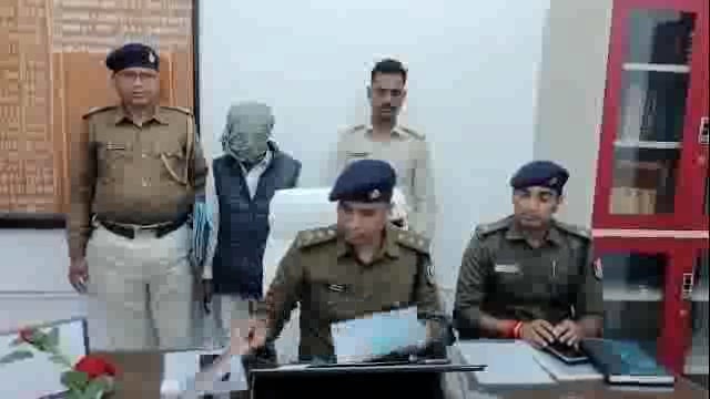 रोहतास के नोखा में फाइनेंस कर्मी से लूट मामले में एक अपराधी गिरफ्तार करने कि जानकारी एसडीपीओ दिलीप कुमार ने दी 