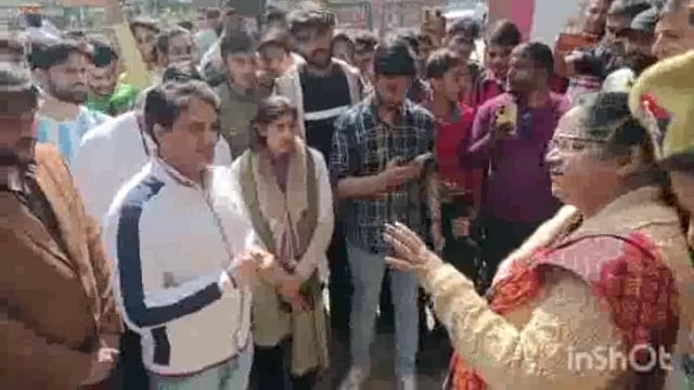 मथुरा में छात्र-छात्राओं ने जिलाधिकारी को ज्ञापन देकर उत्तर प्रदेश पुलिस परीक्षा रद्द करा पुनः कराये जाने की मांग की