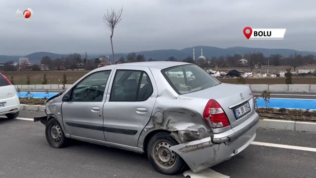Otomobil İle Tırın Çarpıştığı Kazada Şans Eseri Yaralanan Olmadı