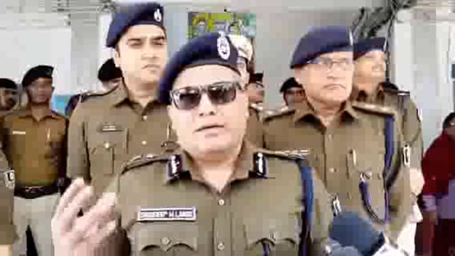 सीतामढ़ी,आई जी शिव दीप लांडे सीतामढ़ी पहुचे पुलिस अधिकारियों के साथ कि समीक्षा बैठक।