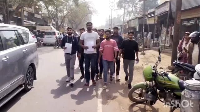 माट में छात्रों ने उप जिला अधिकारी को ज्ञापन देकर उत्तर प्रदेश पुलिस परीक्षा रद्द कर पुनः कराने की मांग की