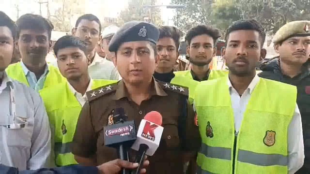 आगरा ट्रैफिक पुलिस के सख्त से सख्त नियम और वालंटियर के संग नियम की धज्जियां उड़ाने वालों को अवगत कराते हुए