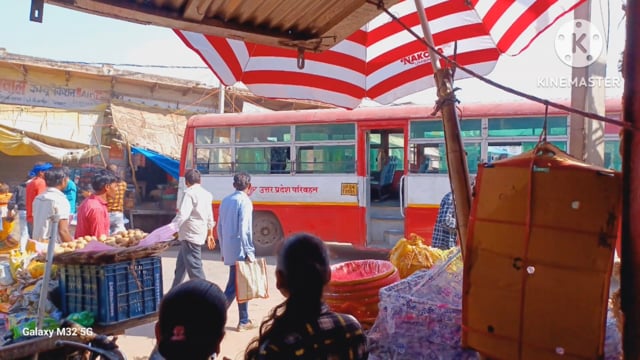 दुकान में घुसी नियंत्रण होकर रोडवेज बस विद्युत पोल को तोड़कर किराना स्टोर की दुकान में घुस गई