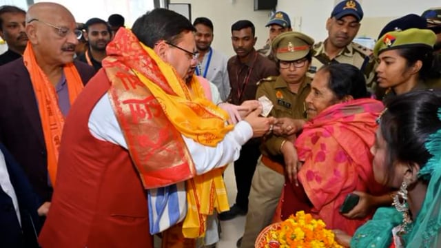 अयोध्या माननीय मुख्यमंत्री श्री पुष्कर सिंह धामी जी का अंतर्राष्ट्रीय एयर पोर्ट अयोध्या पहुंचने पर भव्य स्वागत 