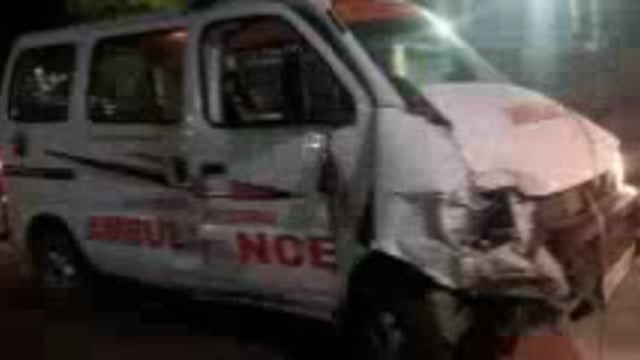 कार एंबुलेंस की जोरदार टक्कर में दो लोग की मौत दो घायल 