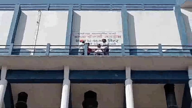 परभणी रस्त्याच्या दुरुस्तीसाठी तरुण चढला जलकुंभावर