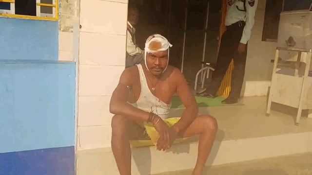 पीपल का पत्ता काटने के दौरान दो पक्षों में हुई मारपीट में एक व्यक्ति बुरीतरह घायल पांच लोगों के खिलाफ थाने में दियाआवेदन