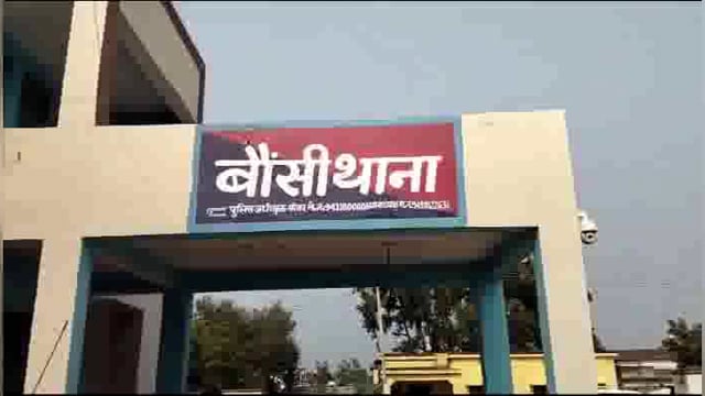 बौंसी थाना क्षेत्र के झारखंड सीमा क्षेत्र में अवैध शराब कारोबार पर नकल करते हुए पुलिस