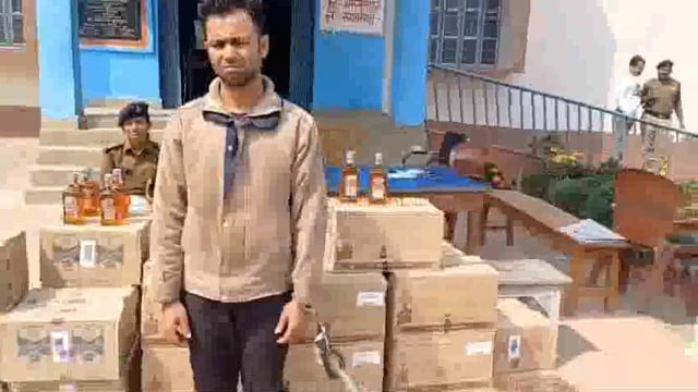 पुलिस ने भारी मात्रा में शराब के साथ एक शराब तस्कर को गिरफ्तार कर तीन वाहन को भी जप्त कर लिया।