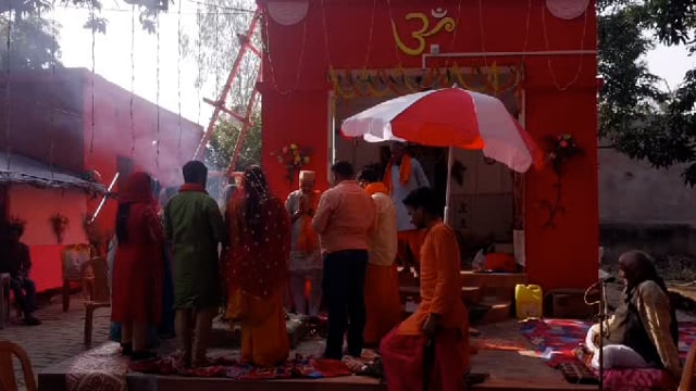 बिड़ला लाल मंदिर में यज्ञ हवन आहुति के बाद तीन विग्रह प्रतिमाओं की स्थापना की गई