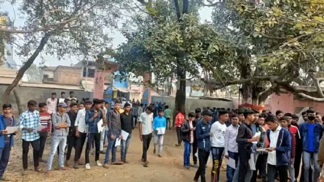 मैट्रिक की परीक्षा में पांचवें दिन प्रखंड एवं नगर पंचायत क्षेत्र स्थित चारों परीक्षा केंद्रों पर 4171 परीक्षार्थियों ने परीक्षा दिया 81 परीक्षार्थी अनुपस्थित रहे