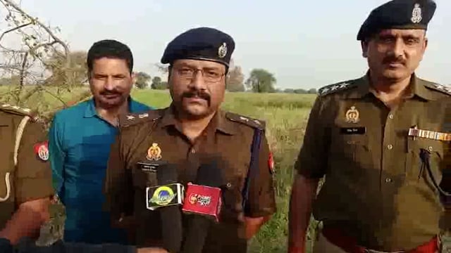 थाना सैया क्षेत्र सरसों के खेत में जला हुआ अज्ञात सव मिला सूचना पर कार्यवाही करते हुए पुलिस पश्चिमी जोन डीसीपी वाइट 