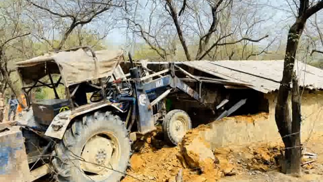 बंसीवट में गरजा प्रशासन का बुलडोजर अवैध कुटियाओं को किया गया ध्वस्त दोबारा निर्माण करने पर होगी कड़ी कार्रवाई