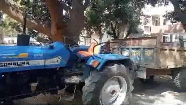 गालिमपुर गांव से अवैध बालू लदा एक ट्रैक्टर पुलिस ने किया जप्त