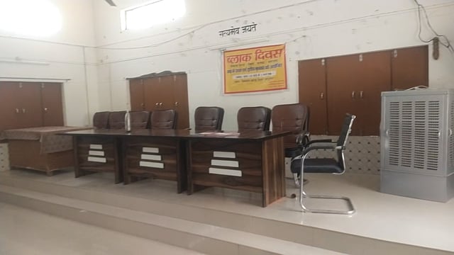प्रतापगढ़ जिले के बिहारब्लॉक सभागार में ब्लॉक दिवस के निर्धारित समय से पहले ही अधिकारी कर्मचारी हुए ब्लाक सभागारसे नदारत