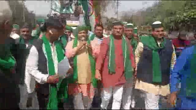 ट्रैक्टरों के साथ जिलाधिकारी कार्यालय पहुंचे किसान: सौंपा ज्ञापन 