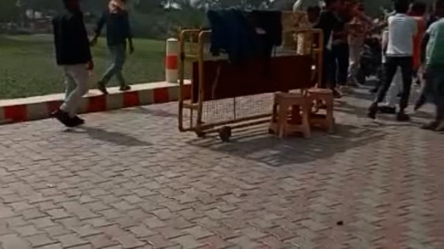 पार्किंग संचालकों की गुंडई का वीडियो आया सामने लाठी डंडों से श्रद्धालुओं के साथ की मारपीट