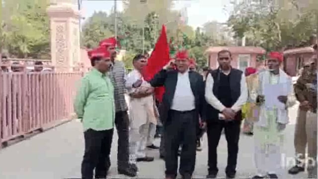 अपनी विभिन्न मांगों के साथ किसान पहुंचे उत्तर प्रदेश बृज तीर्थ विकास कार्यालय