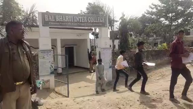 यूपी बोर्ड परीक्षा के हाईस्कूल का प्रथम पेपर का हुआ समापन परीक्षा केंद्र से परीक्षा देकर बाहर निकलते छात्र छात्राएं,