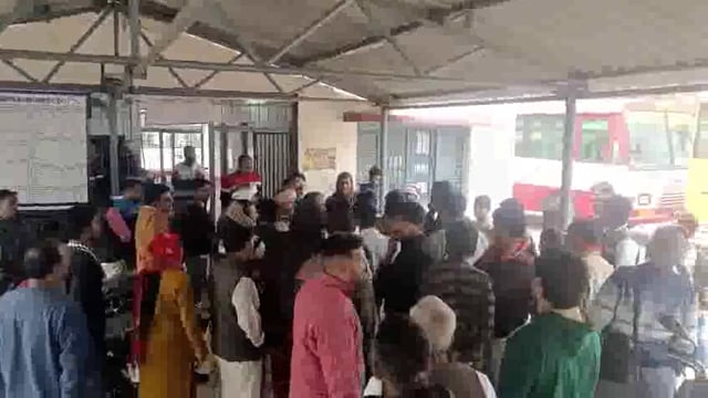 बाह ब्रेकिंग कंडक्टर की दबंगई आई सामने बहन को छोड़ने आया एक युवक भाजपा नेता अल्पसंख्यक मोर्चा अध्यक्ष की पिटाई की कंडक्ट