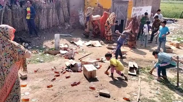 गांव की सैकड़ो महिलाओं ने ठेके की शराब की पेटियों को बाहर निकाल कर लगे उनमें आग आगरा कांगरोल थाना क्षेत्र बीसलपुर गांव 