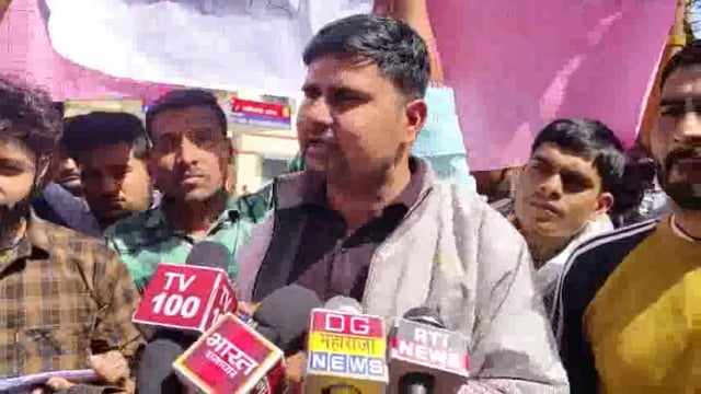 यूपी पुलिस की तैयारी करने वाले छात्रों ने किया जिला मुख्यालय पर प्रदर्शन 17 18 फरवरी को अप पुलिस की परीक्षा हुई थी संपन्