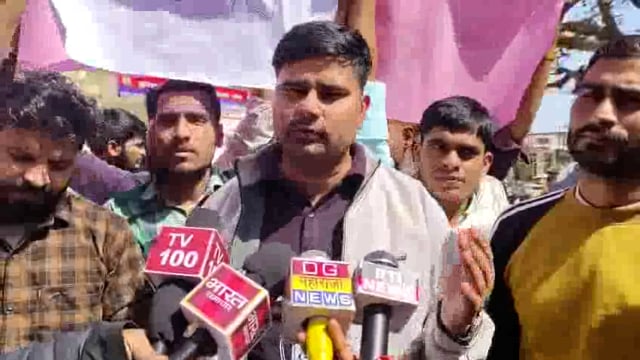 यूपी पुलिस की तैयारी करने वाले छात्रों ने आज जिला मुख्यालय पर किया प्रदर्शन छात्रों ने लगाया आरोप पेपर लीक होने का है